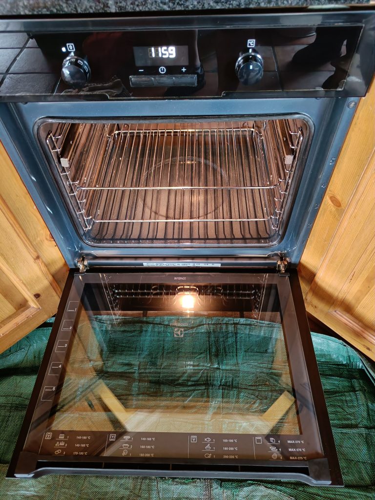 Single oven with door after cleaning
